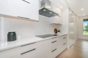 مطبخ رمادي حديث بخزائن عملية وأسلوب مودرن