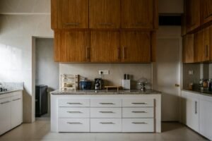 مطبخ عصري واسع بخزائن حديثة في الرياض