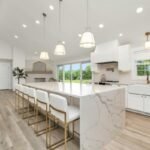تفصيل مطابخ النرجس: تصميمات حديثة وخامات عملية تصميم مطبخ فاخر بجزيرة رخام وخزائن بيضاء